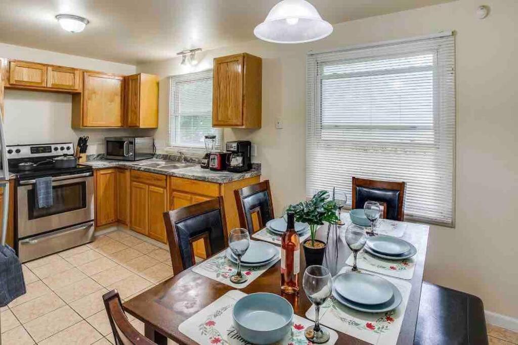 {Hot Tub In Ranch} Mins To Airport/Uofr/Strng/Dwtn Rochester Exterior foto